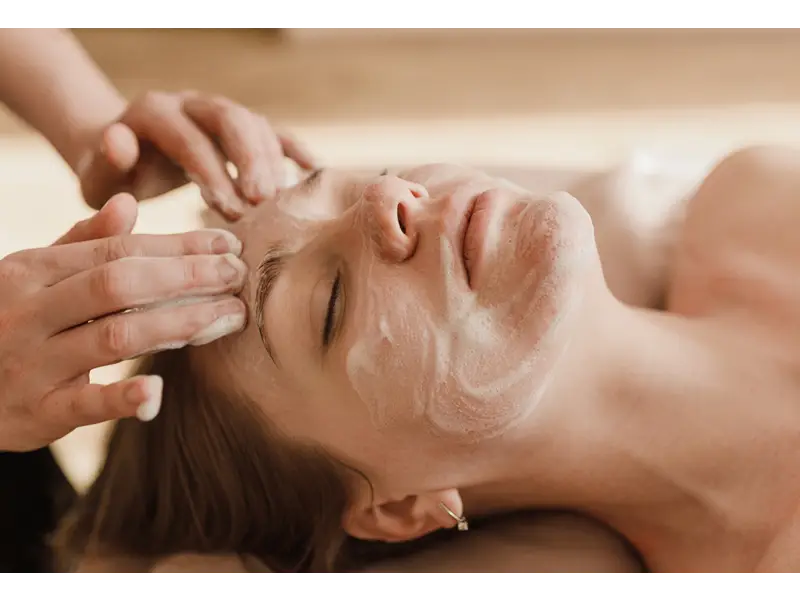 Equilibrador De Pele Oleosa 3 SKN Facials Equilibrador de Pele Oleosa é ideal para pele mista ou oleosa que se caracteriza por apresentar brilhos, poros dilatados e imperfeições. Este protocolo ajuda a equilibrar o excesso de sebo, a renovar a superfície da pele e a melhorar as imperfeições, deixando uma pele limpa, uniforme e hidratada.