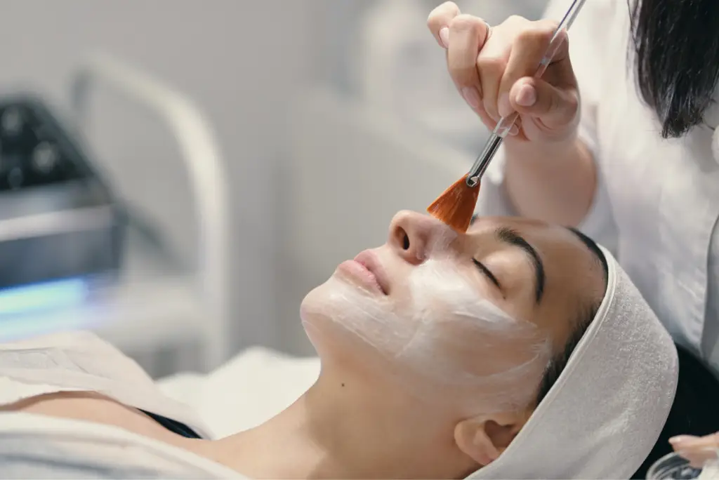 C-Glow Mask 1 SKN Facials C-Glow Mask. É uma máscara personalizada de Vitamina C, que combina a ciência avançada da Skinceuticals com os produtos de máxima eficácia. O C-Glow Mask foi desenvolvida para responder às necessidades específicas da sua pele, esta máscara oferece uma solução adaptada e eficaz para revitalizar, iluminar e proteger a pele contra os sinais de envelhecimento.